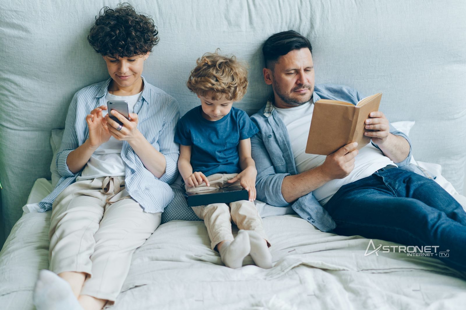 Familia disfrutando Astronet en casa